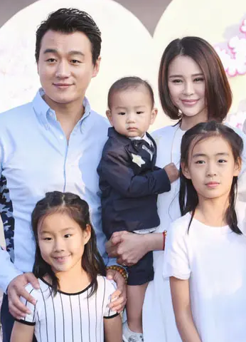 生下3胎的8個明星家庭：有人5年內連生3娃，有人46歲了還敢產子