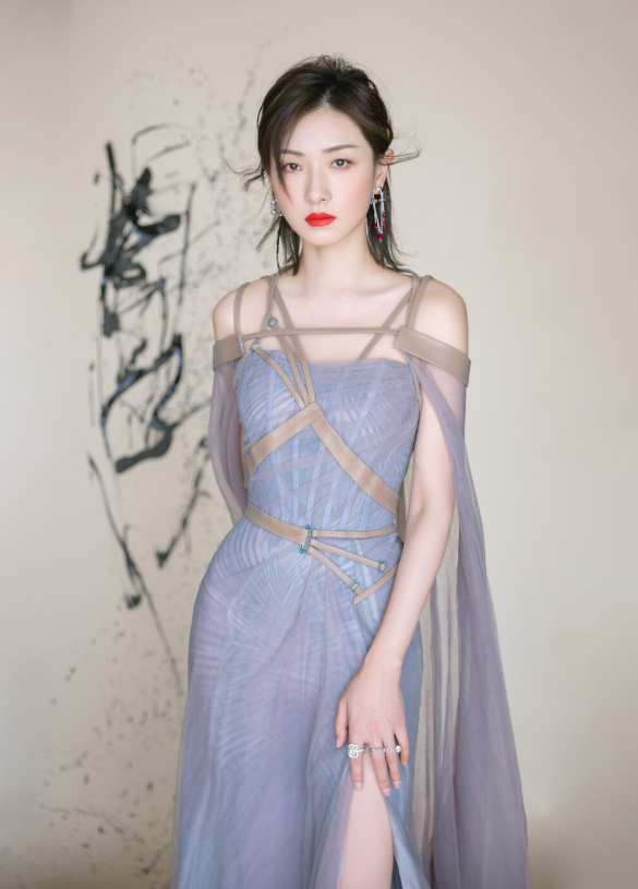 可鹽可甜的萬茜，不僅演技精湛，私服搭配更是驚豔