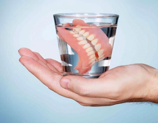 老年人戴活動假牙,需要知道這些事 老年人戴活動假牙,需要知道這些事