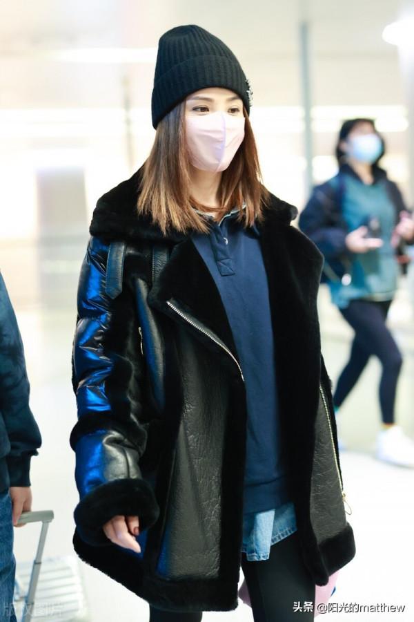 街拍:蔡卓妍黑色皮毛一體外套+深色打底褲+線帽甜酷十足 街拍:蔡卓妍黑色皮毛一體外套+深色打底褲+線帽甜酷十足