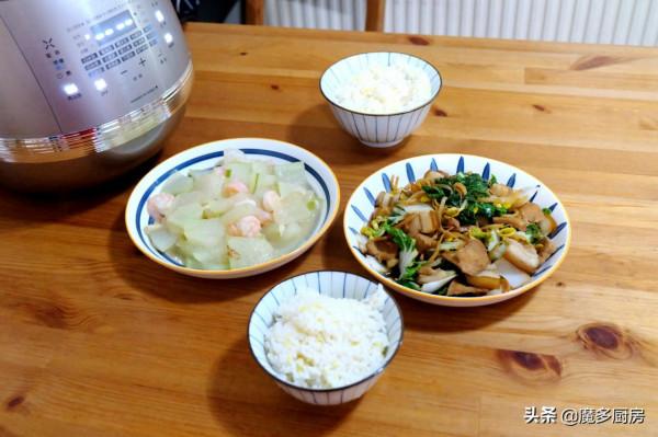 曬曬母女倆的晚餐，簡單兩道家常菜，上小學的女兒說好吃