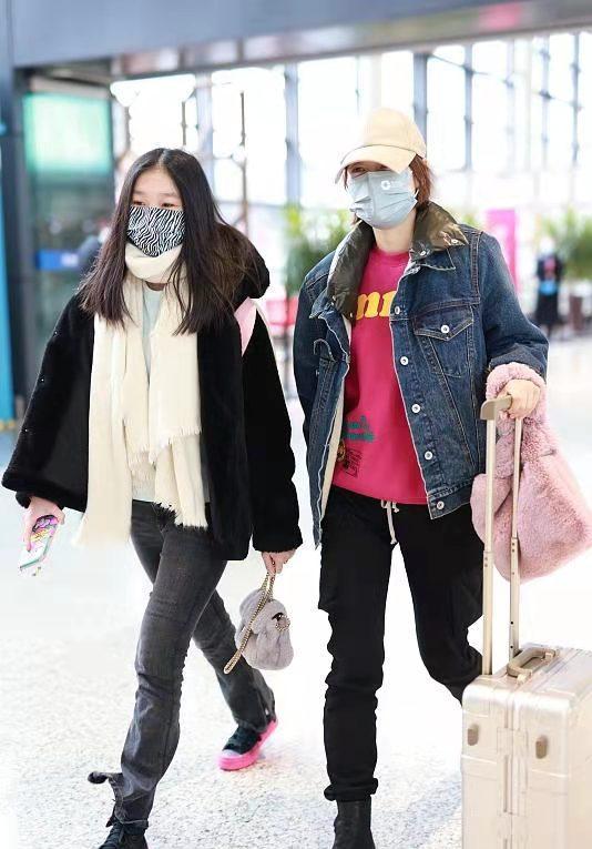 馬伊琍母女年後機場首秀，13歲長女拎大牌包穿皮草，比媽媽還大牌