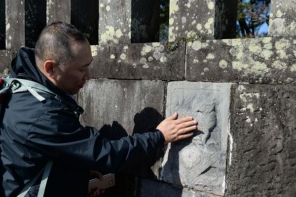 日本的“和平之塔”，壓著238塊中國石頭，日本拒絕拆除其心可誅