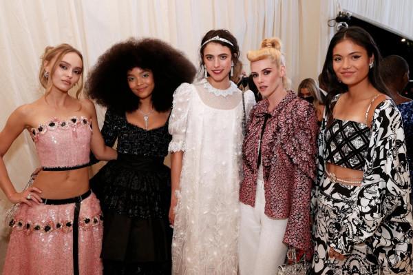 18歲華裔網球少女成紅毯寵兒！一身水鑽白裙亮相時裝週，笑容超甜