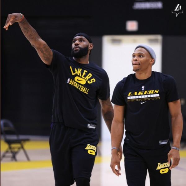 隨隊記者：湖人大部分球員已經抵達洛杉磯，艾靈頓三分球彈無虛發