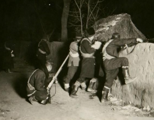 1925年，女匪&OpenCurlyDoubleQuote;駝龍&rdquo;被槍決，行刑前身穿絲綢旗袍，高喊我不怕死