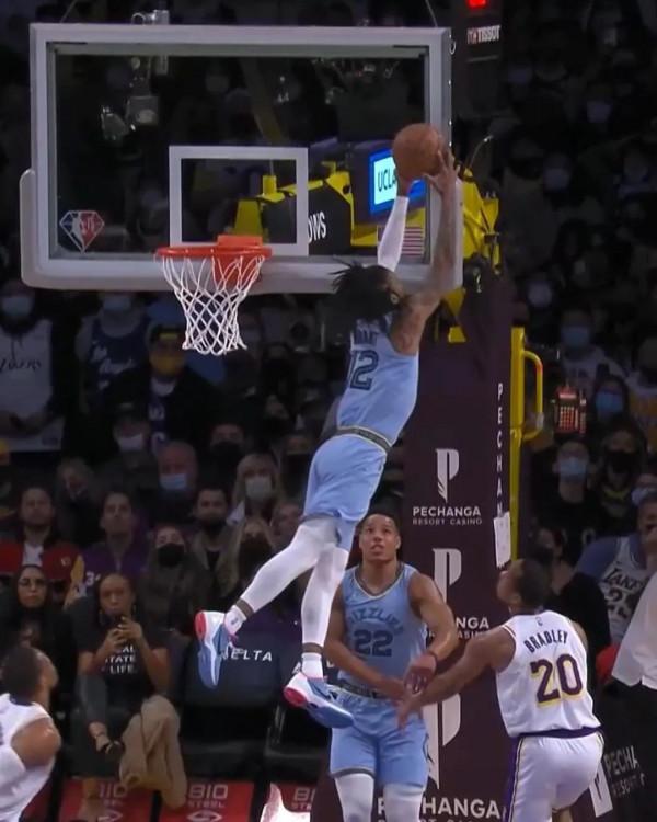 逗妹吐槽：克萊：庫裡你看看，我剛復出就能扣！庫裡：羨慕