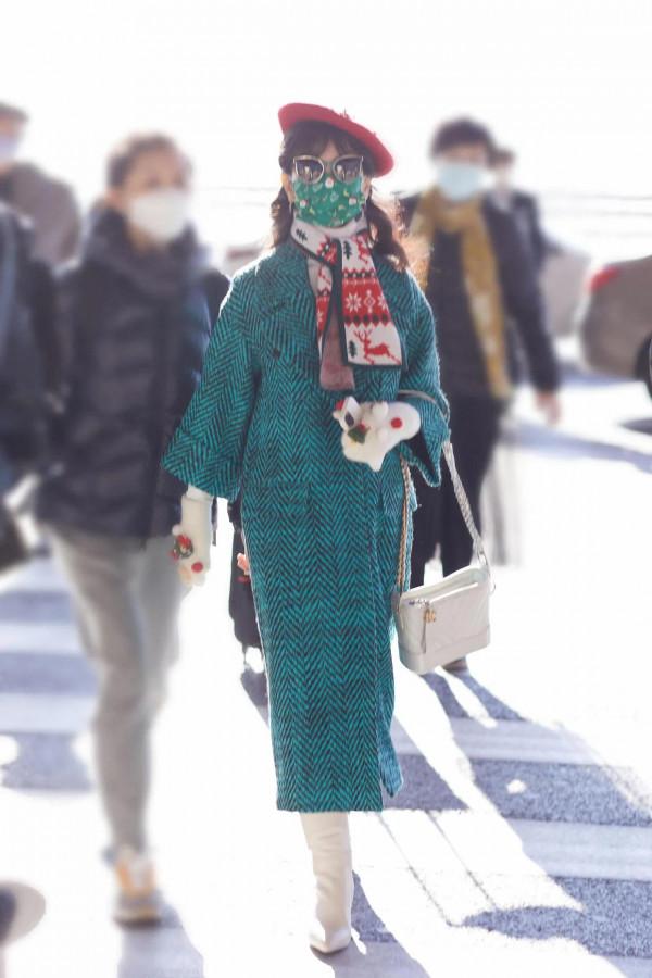 趙雅芝真是時髦到骨子裡了，穿黑綠色大衣配貝雷帽，氣質真高階