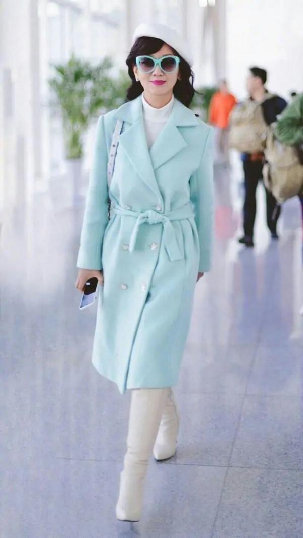 68歲的趙雅芝不顯老,搭配帥氣大衣好有氣質,烏黑長髮令人羨慕 68歲的趙雅芝不顯老,搭配帥氣大衣好有氣質,烏黑長髮令人羨慕