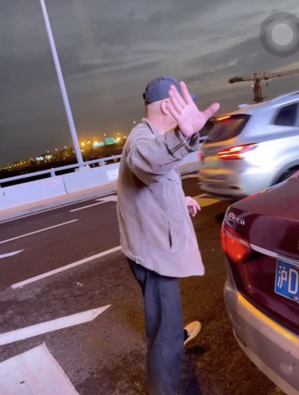 64歲戲骨被曝街頭開出租！主動為乘客搬行李，面對鏡頭大方打招呼