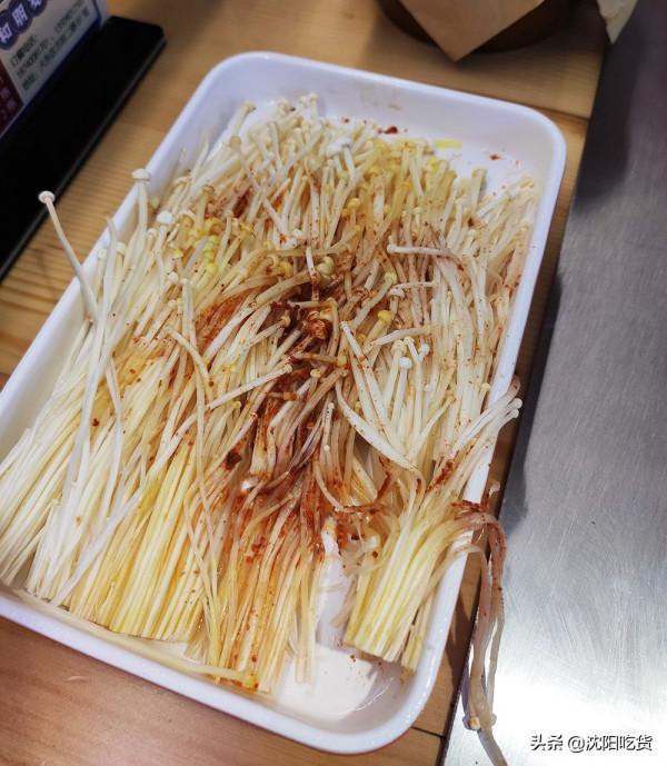 吃烤肉之前先拿個手推車，像逛超市似的選菜，可鐵板煎可篦子烤