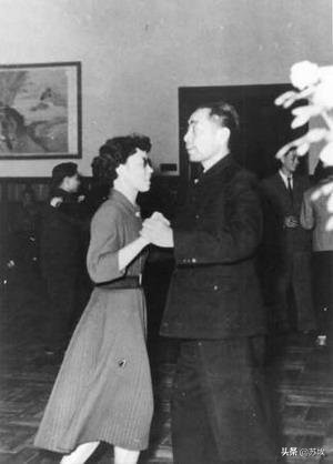 先輩革命家的舞姿如何？美國記者：周恩來第一流，朱德跳舞像長征