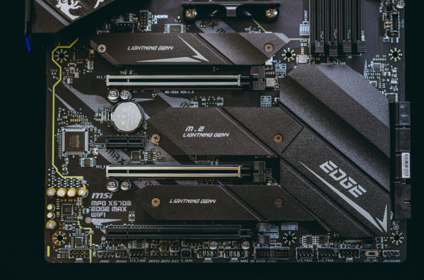 去掉風扇也叫“升級版”?微星MPG X570S EDGE MAX WIFI主機板圖賞 去掉風扇也叫“升級版”?微星MPG X570S EDGE MAX WIFI主機板圖賞