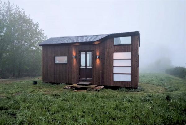 一家四口低價買2001年廢舊大巴，將22㎡空間變成蝸居，生活太幸福