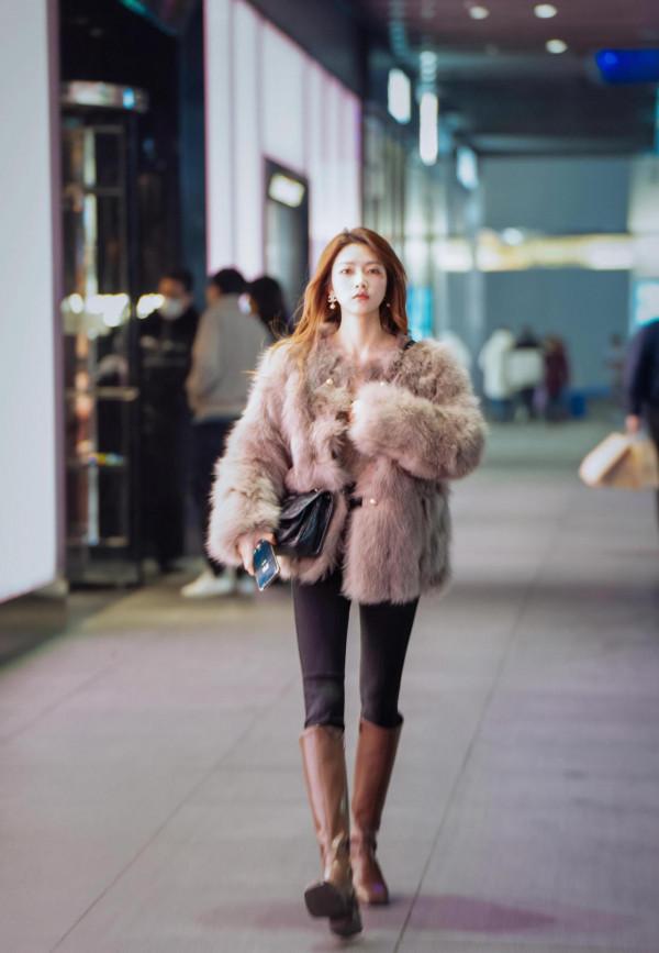 看街拍 識包包：YSL爆款-黑色Niki 9組秋冬穿搭示範