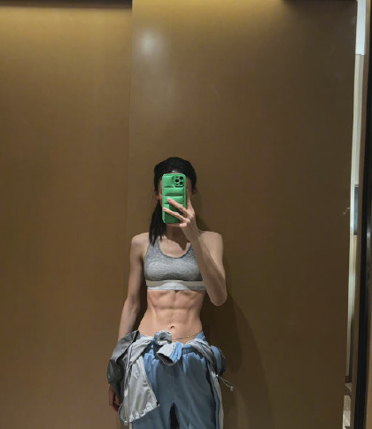 誰說瘦一定好看？金晨骨瘦如柴卻被賈玲吹彈可破的面板狀態打敗