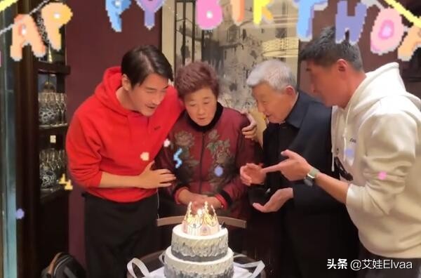 胡兵真孝順為老母親過80大壽！穿紅衛衣似30歲，親生哥哥意外搶鏡