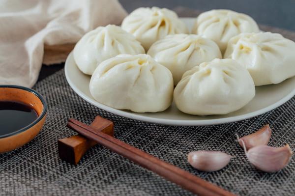 天冷蒸包子，發麵記得放2味，麵皮發得又白又大，包子暄軟好吃