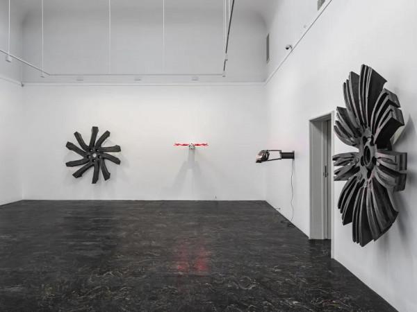 日常使用造成的沾汙、開裂和磨損,傳達了人類生活的溫暖痕跡 | 9月滬京展覽推薦 日常使用造成的沾汙、開裂和磨損,傳達了人類生活的溫暖痕跡 | 9月滬京展覽推薦