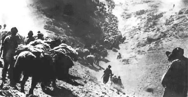 烏斯滿的最後時刻:戴著沉重的腳鐐,每天利用放風的機會祈禱 烏斯滿的最後時刻:戴著沉重的腳鐐,每天利用放風的機會祈禱