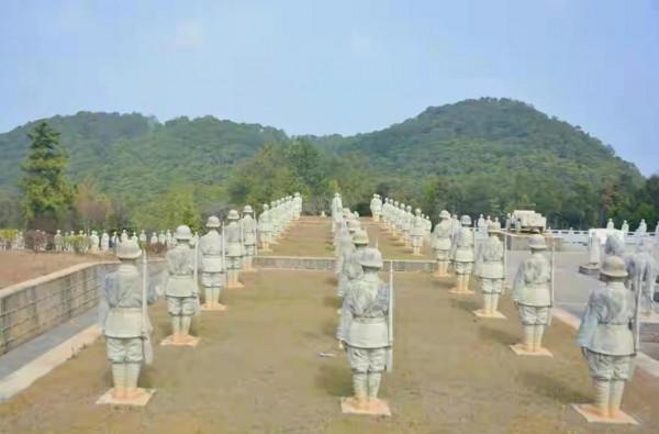 雲南一老農開啟廢舊汽油桶，驚現數十具白骨，其平均年齡僅20歲