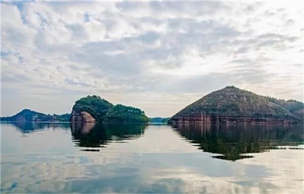 2016年，江西一水庫水位下降，露出了大量佛像