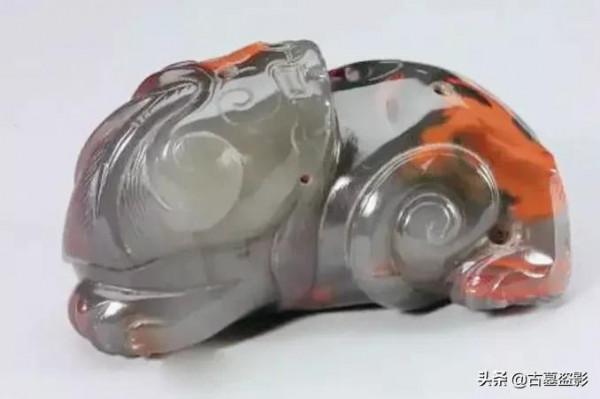 中國有一座古墓，日軍曾數次盜掘未遂，結果出土一價值10億的瓷器