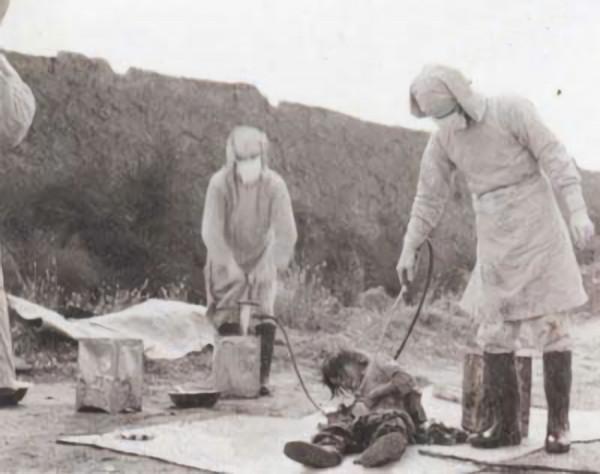 日軍殘忍罪行，當街折磨孕婦殘害胎兒，只為顯示自己的野戰能力