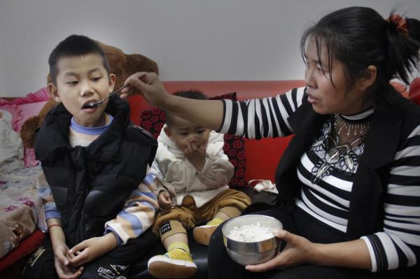 女子孕檢正常卻連生三個腦癱兒,遭丈夫辱罵,再嫁生娃後結局感人 女子孕檢正常卻連生三個腦癱兒,遭丈夫辱罵,再嫁生娃後結局感人