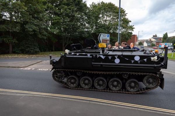 英國爸爸花2萬英鎊購買前陸軍坦克,並將其用於計程車服務 英國爸爸花2萬英鎊購買前陸軍坦克,並將其用於計程車服務