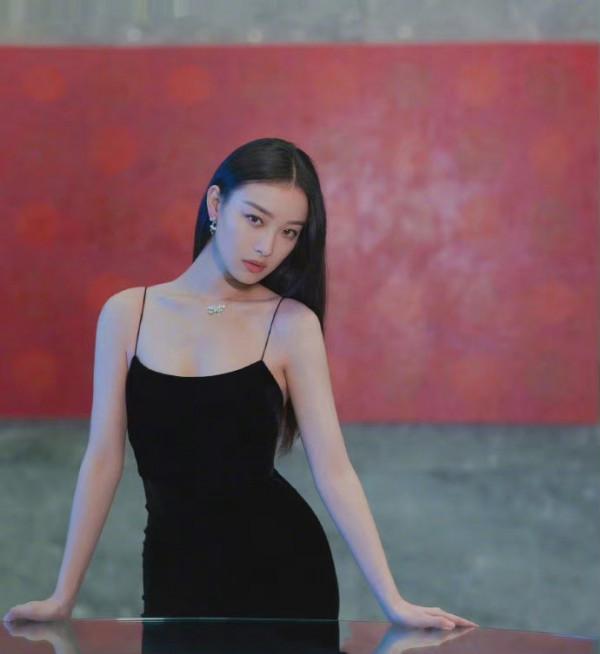 倪妮、文佳煐PK魔鬼身材,同穿吊帶裙韻味不同,基礎款穿出高階感 倪妮、文佳煐PK魔鬼身材,同穿吊帶裙韻味不同,基礎款穿出高階感