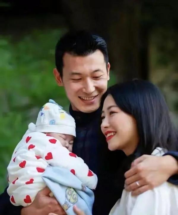 朱珠曬全家福,她的金耳環好搶鏡 朱珠曬全家福,她的金耳環好搶鏡