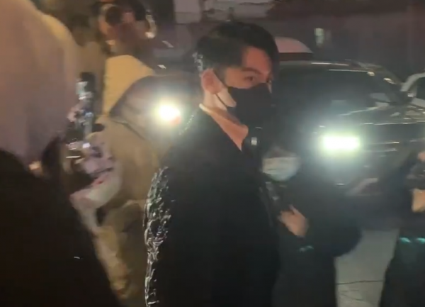 春晚第五次聯排來了！眾星低調進出，李宇春穿裙子鄧超自帶咖啡