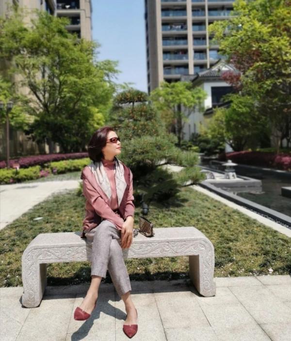 這些才是適合60歲媽媽們的穿搭，優雅自然又減齡，時尚大氣有品位