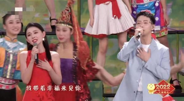 央視元宵晚會：龔俊毛曉彤喜慶，又被馬凡舒美到，新頂流也來了