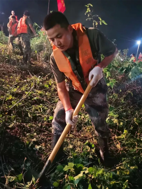 還記得女兵中的那位男班長嗎?不一般! 還記得女兵中的那位男班長嗎?不一般!