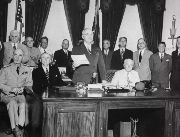 1953年，蘇聯一架客機被美軍擊落，索賠180萬美元無果，以牙還牙