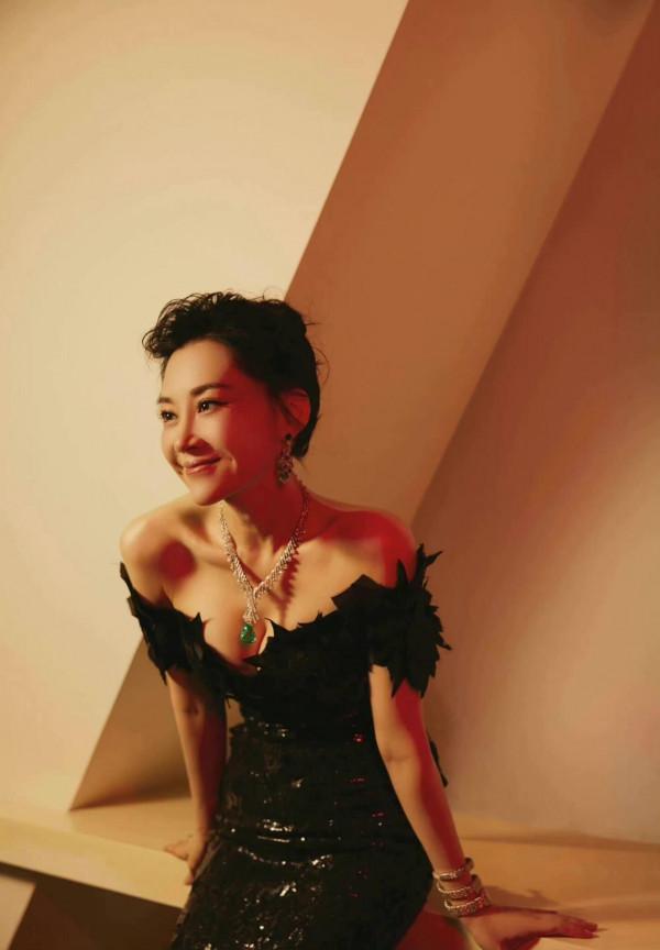 52歲的許晴竟把21歲謀女郎比下去？寶石被戴成風油精，氣質差太多