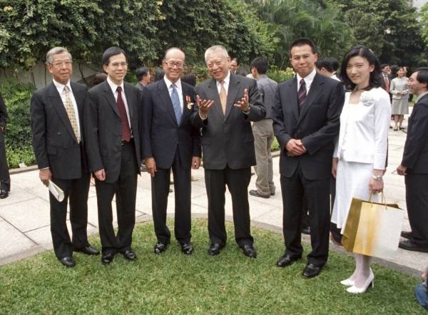 父親欠2百億，他找霍英東李嘉誠幫忙，賣公司給中遠海控賺3百億