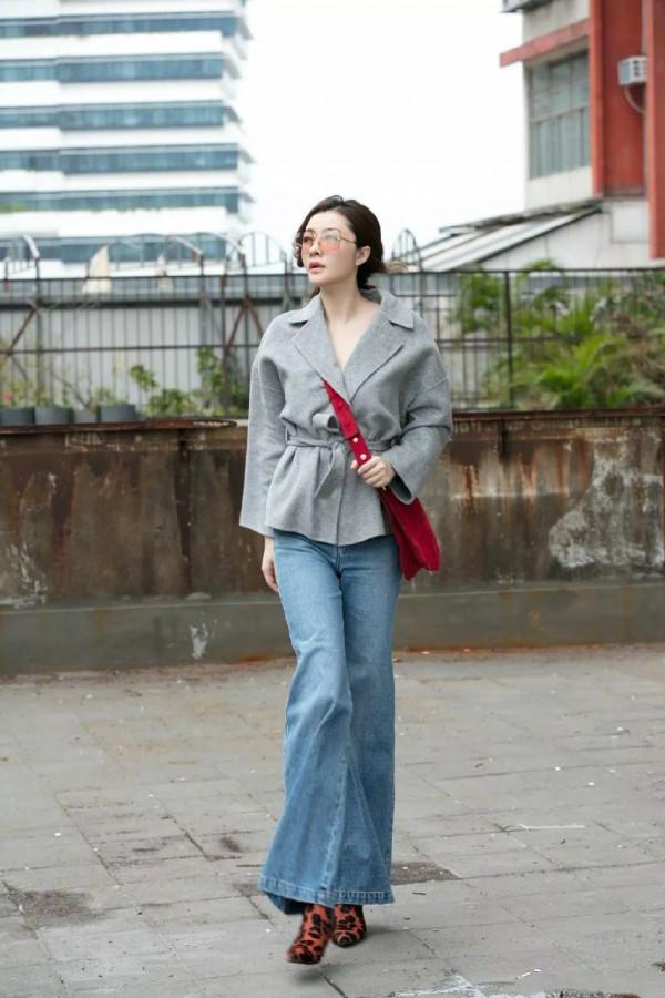 39歲熊黛林婚後幸福，一襲白裙現身成熟女人味