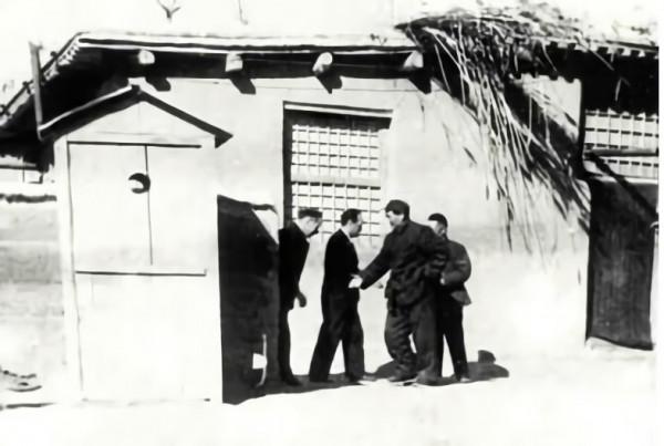 1959年,毛主席參加大女兒李敏婚禮,一向不勝酒力的他連乾數杯 1959年,毛主席參加大女兒李敏婚禮,一向不勝酒力的他連乾數杯