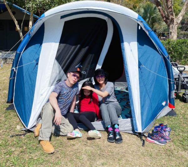 黃貫中中秋曬妻女表達想念，一家三口划船出遊，女兒越長越像朱茵