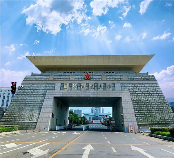 5年過去了,當年在工地上收到大學通知書的搬磚男孩,當上了軍官 5年過去了,當年在工地上收到大學通知書的搬磚男孩,當上了軍官