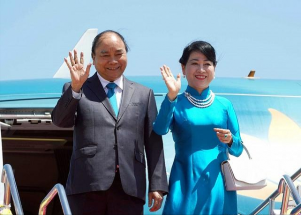 越南第一夫人挺會穿,亮色奧黛演繹復古傳統風,女王氣質不一般 越南第一夫人挺會穿,亮色奧黛演繹復古傳統風,女王氣質不一般