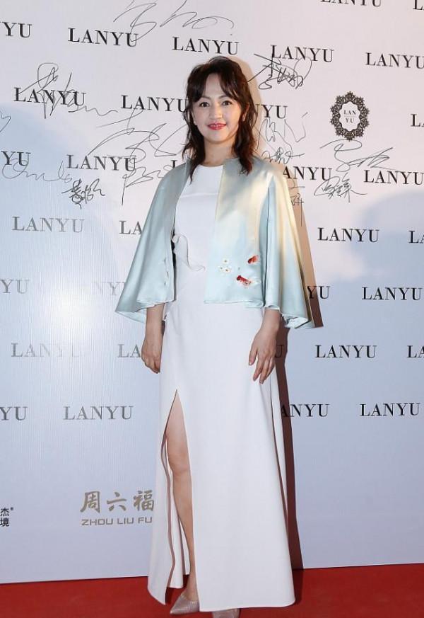 羅海瓊作為“華誼老闆娘”，穿得跟路人似的，背PRADA包都不顯眼