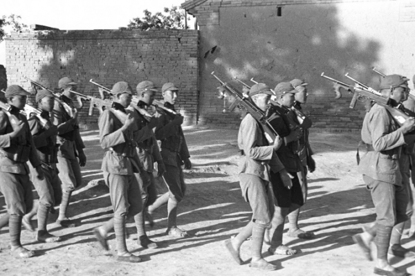 母親得知兒子參軍後犧牲悲痛欲絕，17年後一中將來信：請娘來京