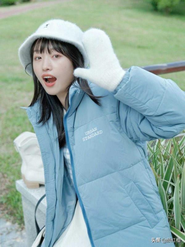 冬天穿搭沒思路？試試“白+藍”，溫柔減齡不挑膚色，誰穿都好看