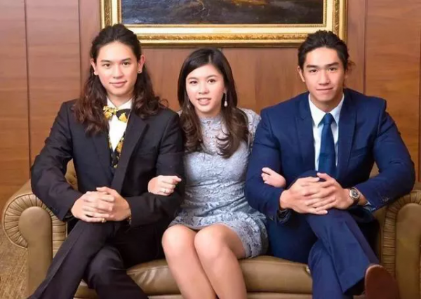 比霍啟剛郭晶晶夫婦更有故事!霍家新晉“神仙情侶”什麼來路? 比霍啟剛郭晶晶夫婦更有故事!霍家新晉“神仙情侶”什麼來路?