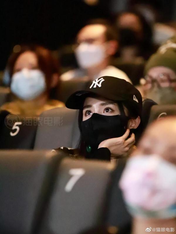 楊冪現身《平原上的火焰》主創親友觀友場,口罩也遮不住她的美 楊冪現身《平原上的火焰》主創親友觀友場,口罩也遮不住她的美