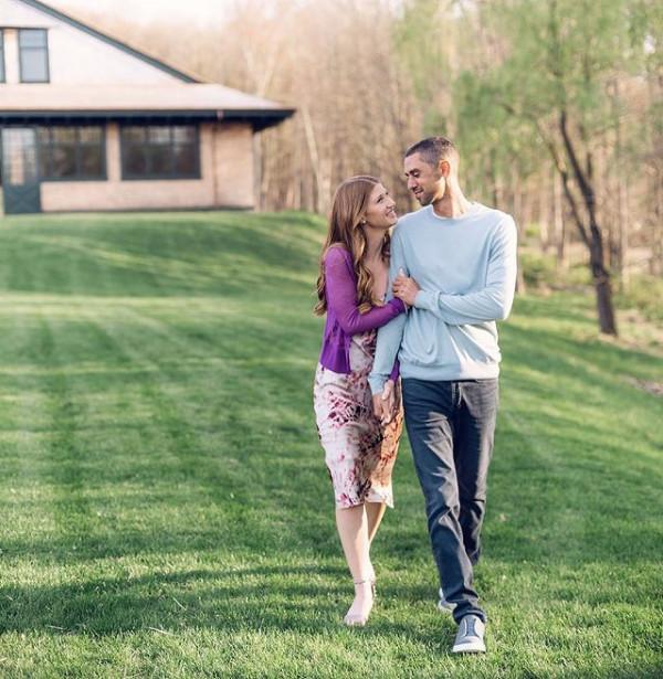 蓋茨前妻在8億豪宅中開派對！波點裙造型真美，女兒白裙造型好仙